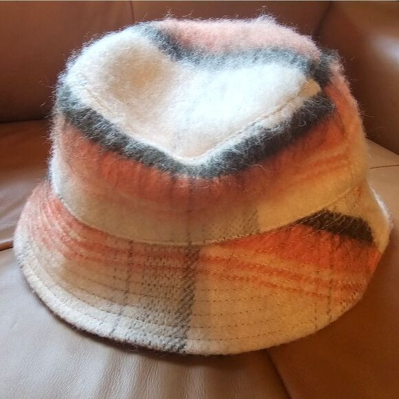 NWT Urban Outfitters winter bucket hat, peach ,off white and black - Picture 2 of 6